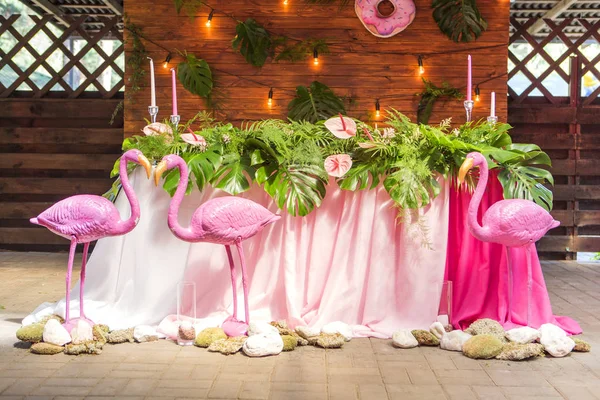 Tablolar, pl ile arka bahçesinde üzerinde bir düğün töreni için dekorasyon