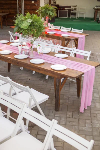 Tablolar, pl ile arka bahçesinde üzerinde bir düğün töreni için dekorasyon