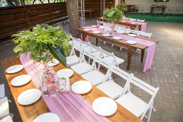 Tablolar, pl ile arka bahçesinde üzerinde bir düğün töreni için dekorasyon