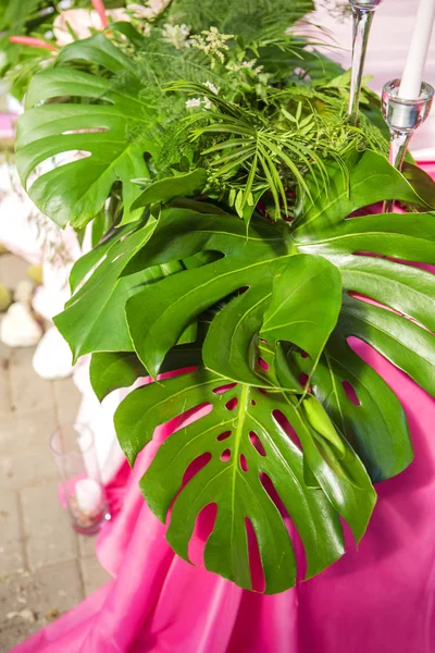 Tablolar, pl ile arka bahçesinde üzerinde bir düğün töreni için dekorasyon