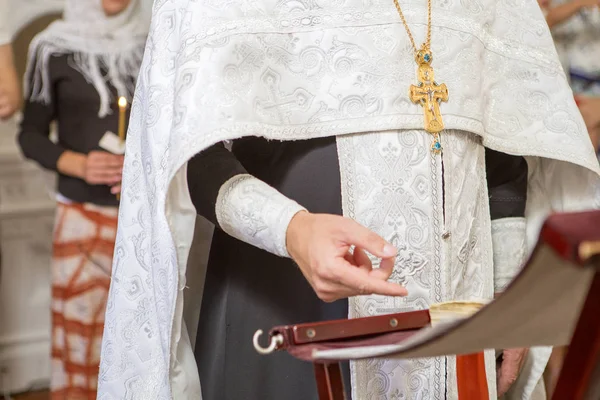 Аббе держит крест во время обряда крещения в церкви , — стоковое фото