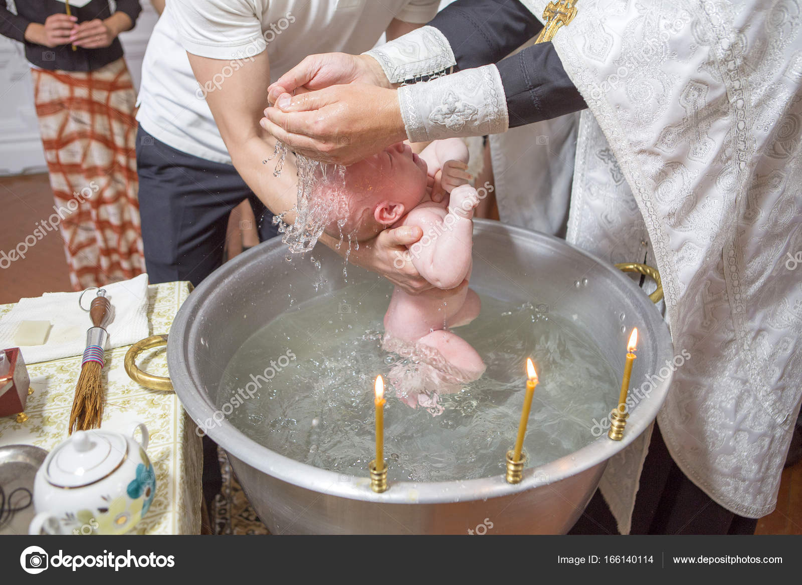 Купание ребенка в церкви. Пить святую воду. Можно на крещение мыть полы в доме. Крестины в храме. Крещение в воде.