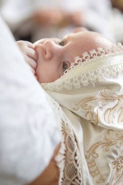 Küçük çocuk baptis içinde tutan baba (beyaz genç adam)