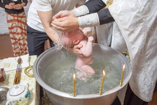 Аббат благословення трохи малюкової дитини в хрещення (Хрещення) cerem — стокове фото