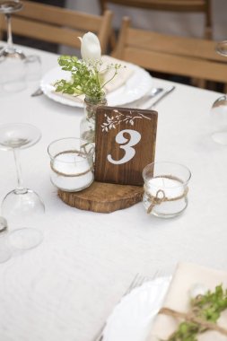 Basit ama lüks zengin tablo bir düğün kutlama için ayarlama