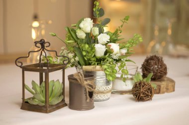 Basit ama lüks zengin tablo bir düğün kutlama için ayarlama