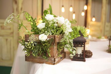 Basit ama lüks zengin tablo bir düğün kutlama için ayarlama