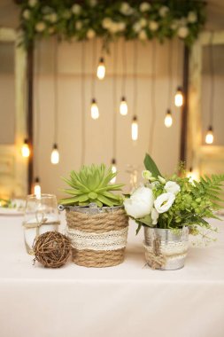 Basit ama lüks zengin tablo bir düğün kutlama için ayarlama