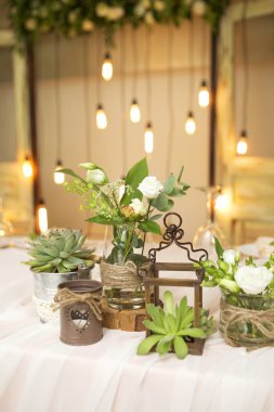 Basit ama lüks zengin tablo bir düğün kutlama için ayarlama