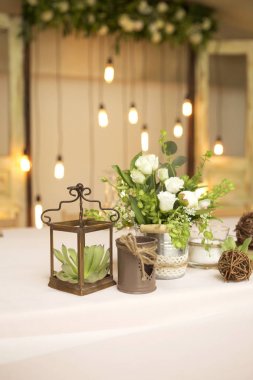 Basit ama lüks zengin tablo bir düğün kutlama için ayarlama