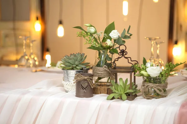 Απλό αλλά πολυτελή ρύθμιση για μια γαμήλια γιορτή σας πλούσιο τραπέζι — Φωτογραφία Αρχείου