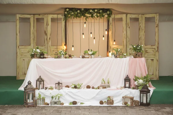 Sencillo pero lujoso ajuste de mesa para una celebración de la boda i — Foto de Stock