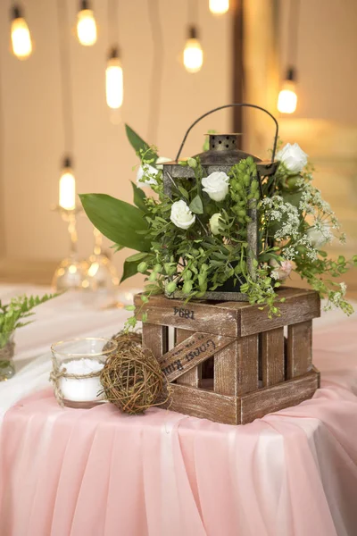 Basit ama lüks zengin tablo bir düğün kutlama için ayarlama