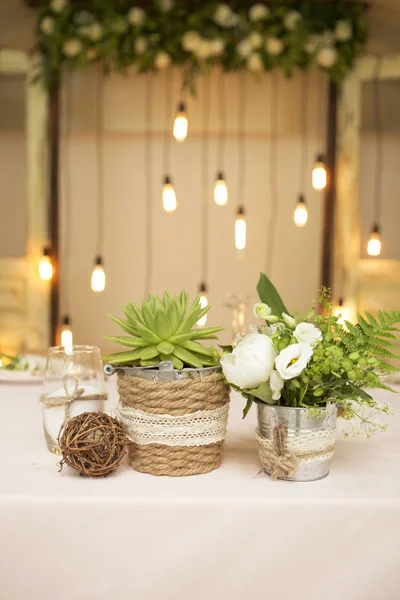 Basit ama lüks zengin tablo bir düğün kutlama için ayarlama