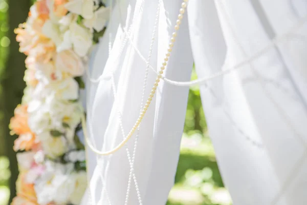 Basit ama güzel ve romantik düğün kemer fl ile dekore edilmiştir. — Stok fotoğraf