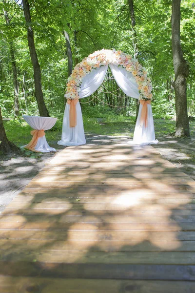 Simples, mas bonito e romântico arco de casamento decorado com fl — Fotografia de Stock