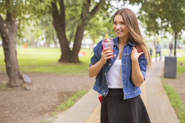 Sevimli güzel ince beyaz esmer kadın gündelik kıyafeti (s