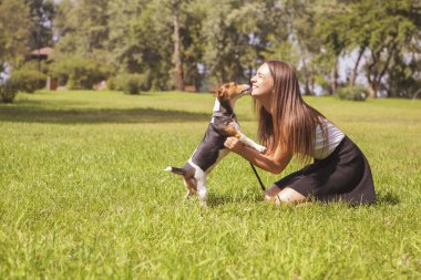 Sevimli güzel ince beyaz esmer kadın gündelik kıyafeti (s