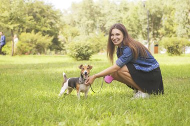 Sevimli güzel ince beyaz esmer kadın gündelik kıyafeti (s