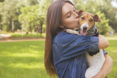 Sevimli güzel ince beyaz esmer kadın gündelik kıyafeti (s