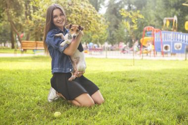 Sevimli güzel ince beyaz esmer kadın gündelik kıyafeti (s