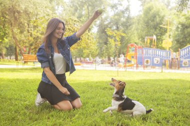 Sevimli güzel ince beyaz esmer kadın gündelik kıyafeti (s