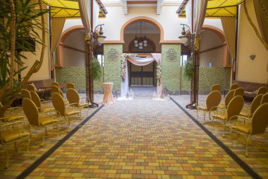 Kemer dekor düğün gül ve eustoma çiçekler, mumlar ve şeftali dolu kumaş renkli. Lüks zengin Restoran iç. Kapalı. Kopya alanı