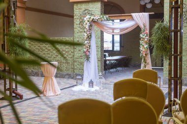 Kemer dekor düğün gül ve eustoma çiçekler, mumlar ve şeftali dolu kumaş renkli. Lüks zengin Restoran iç. Kapalı. Kopya alanı