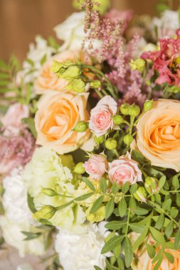 Masa dekor düğün gül ve eustoma çiçekler, mumlar ve şeftali dolu kumaş renkli. Lüks zengin Restoran iç. Kapalı. Kopya alanı