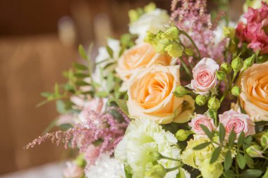 Masa dekor düğün gül ve eustoma çiçekler, mumlar ve şeftali dolu kumaş renkli. Lüks zengin Restoran iç. Kapalı. Kopya alanı