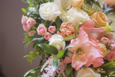 Kemer dekor rose ve eustoma çiçek tam düğün, mumlar ve