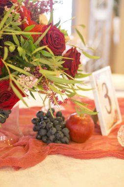 Bir düğün masaya şarap çiçek kümesi plakaları tarafından çevrili, sekme