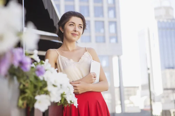 Young Brunette Caucasian Woman European City Walking Working Her Devices — Stock Photo, Image