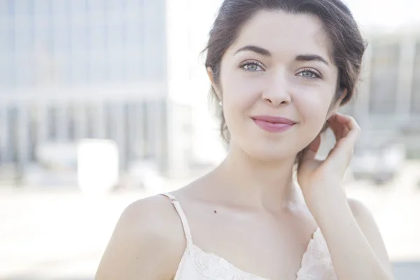 Young Brunette Caucasian Woman European City Walking Relaxing Summer Sunny — Stock Photo, Image