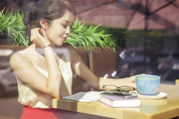 Joven Morena Caucásica Café Estudio Ciudad Europea Leyendo Libro Trabajando — Foto de Stock