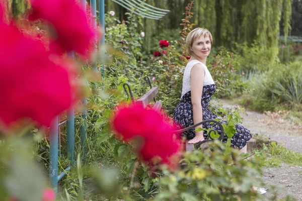 Oudere Leeftijd Vrouw Haar Vrije Tijd Lopen Ontspannen Park Lacht — Stockfoto