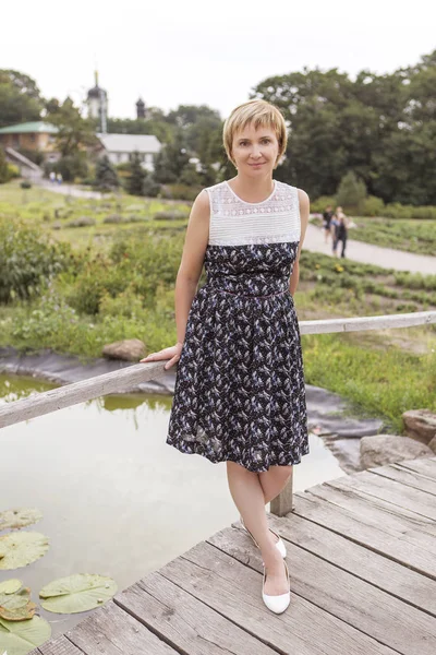 Elder Aged Woman Her Free Time Walking Relaxing Park Smiling — Stock Photo, Image