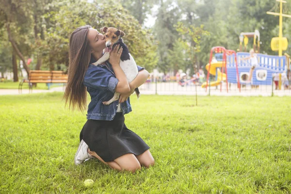 Niedliche Schöne Schlanke Kaukasische Brünette Frau Lässigem Outfit Rock Hemd — Stockfoto