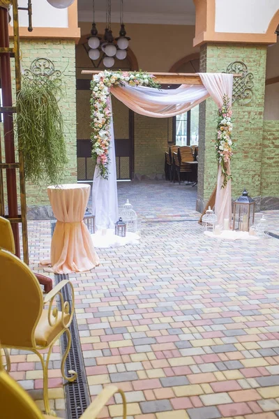 Decoración del arco de la boda llena de flores de rosa y eustoma, velas y — Foto de Stock