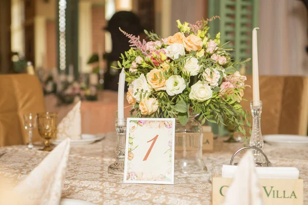 Decorazione Della Tavola Nuziale Piena Fiori Rosa Eustoma Candele Tessuto — Foto Stock