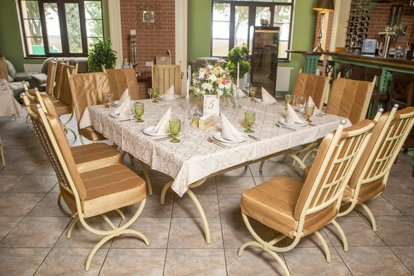 Decoración de mesa de boda llena de flores de rosa y eustoma, velas y — Foto de Stock