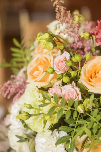 Masa dekor çiçek, gül ve eustoma tam düğün mumlar bir — Stok fotoğraf