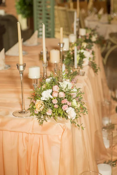 Decoração de mesa de casamento cheio de flores de rosa e eustoma, velas e — Fotografia de Stock