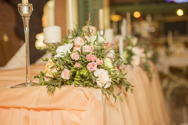 Ślubne Wystrój Stołu Pełnego Kwiatów Róży Eustoma Świece Brzoskwinia Kolorowe — Zdjęcie stockowe