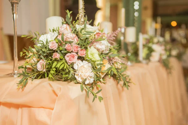 Full Rose Och Prärieklocka Blommor Ljus Och Peach Bröllop Tabellen — Stockfoto