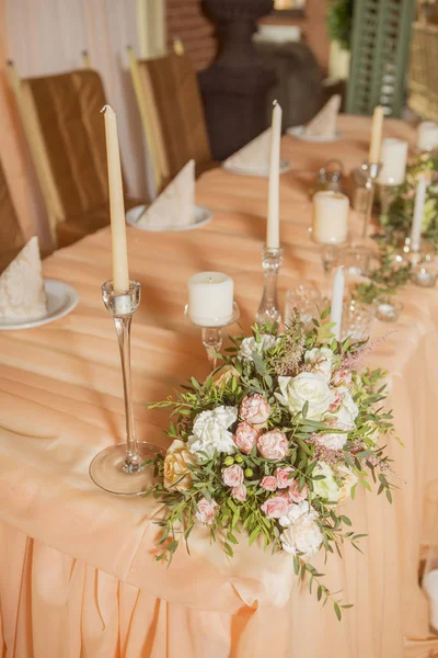 Decoración Mesa Boda Llena Flores Rosa Eustoma Velas Tela Color — Foto de Stock