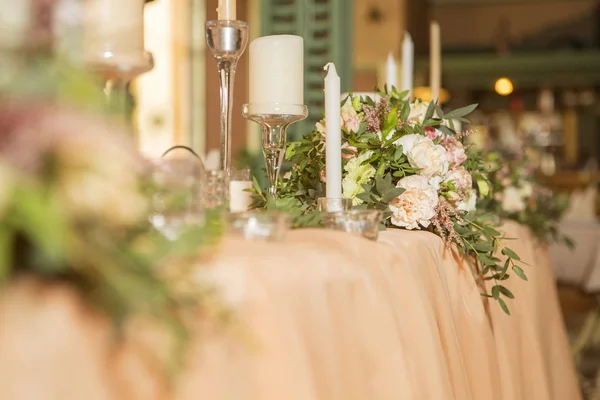 婚礼桌上装饰满是玫瑰和洋花 蜡烛和桃色面料 豪华的餐厅内饰 复制空间 — 图库照片