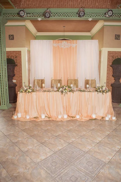 Decoração Mesa Casamento Cheio Flores Rosa Eustoma Velas Tecido Colorido — Fotografia de Stock