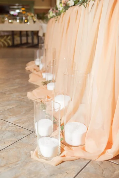 Decoração Mesa Casamento Cheio Flores Rosa Eustoma Velas Tecido Colorido — Fotografia de Stock