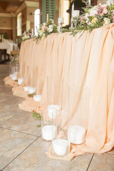 婚礼桌装饰满是玫瑰和洋花, 蜡烛 — 图库照片